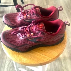 NEVER WORN Brooks Cascadia 15